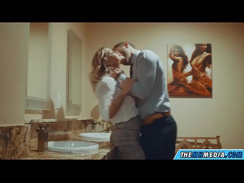❤️ Rehefa mamitaka anao ao amin'ny trano fidiovana ho an'ny besinimaro ny blonde be busty ❤️ Vaovao rosiana aminay